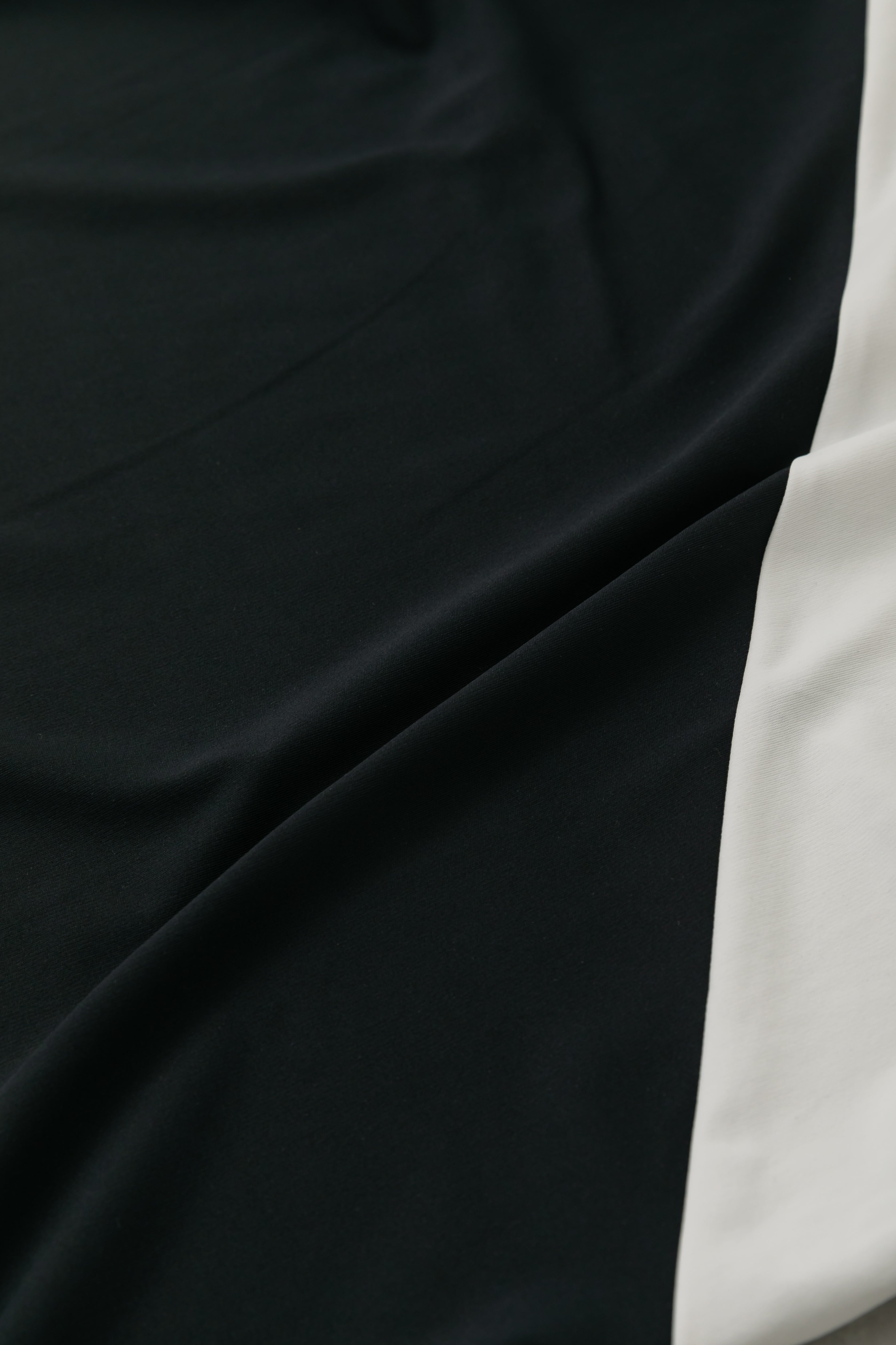 【50%OFF】スラッシュバイカラーモックネック