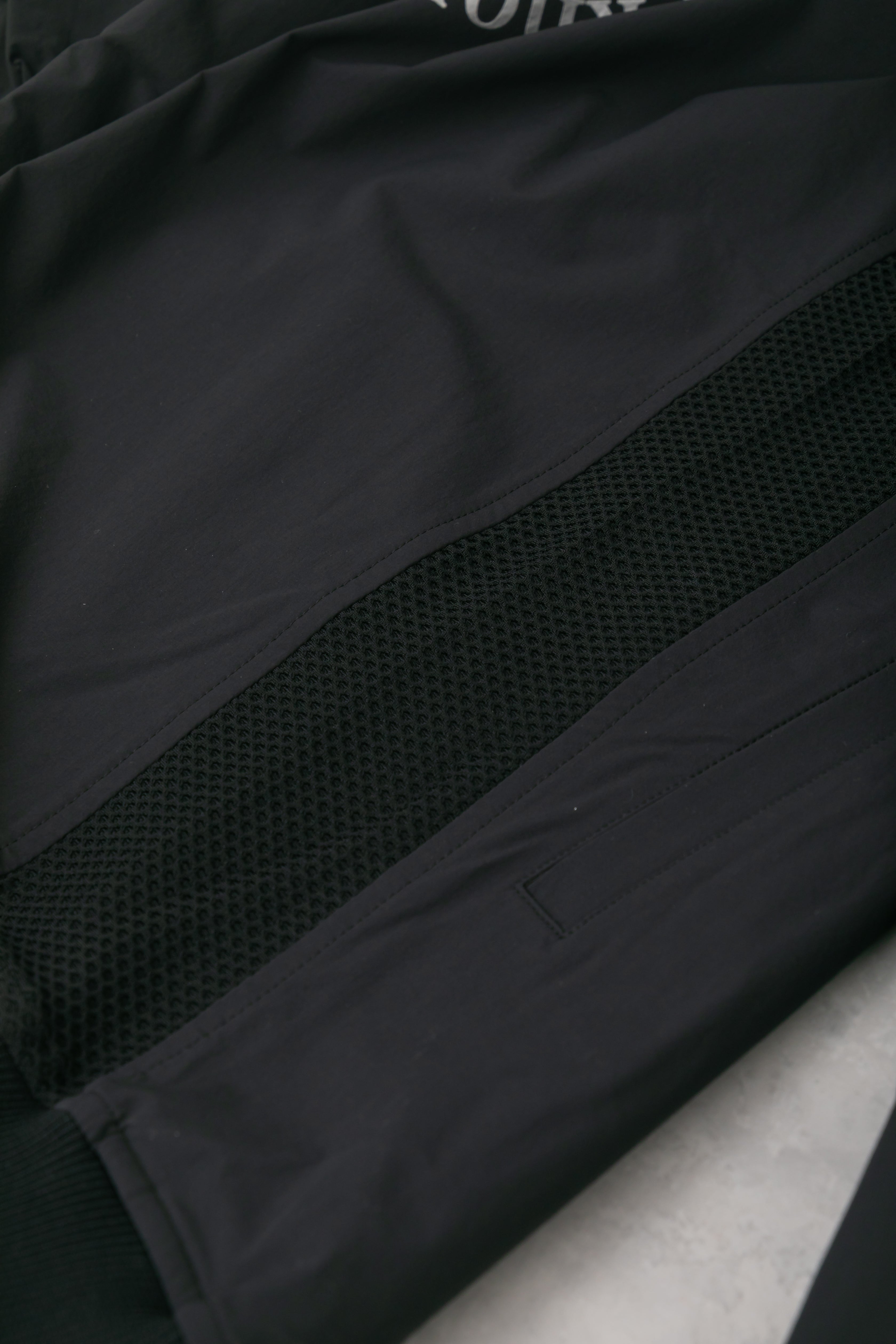 【50%OFF】メッシュ切り替えバックロゴブルゾン